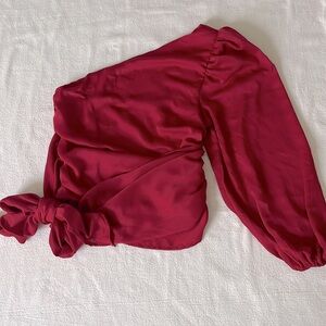 Fab’rik red one sleeve top with tie waist. Size medium but runs small. Holiday